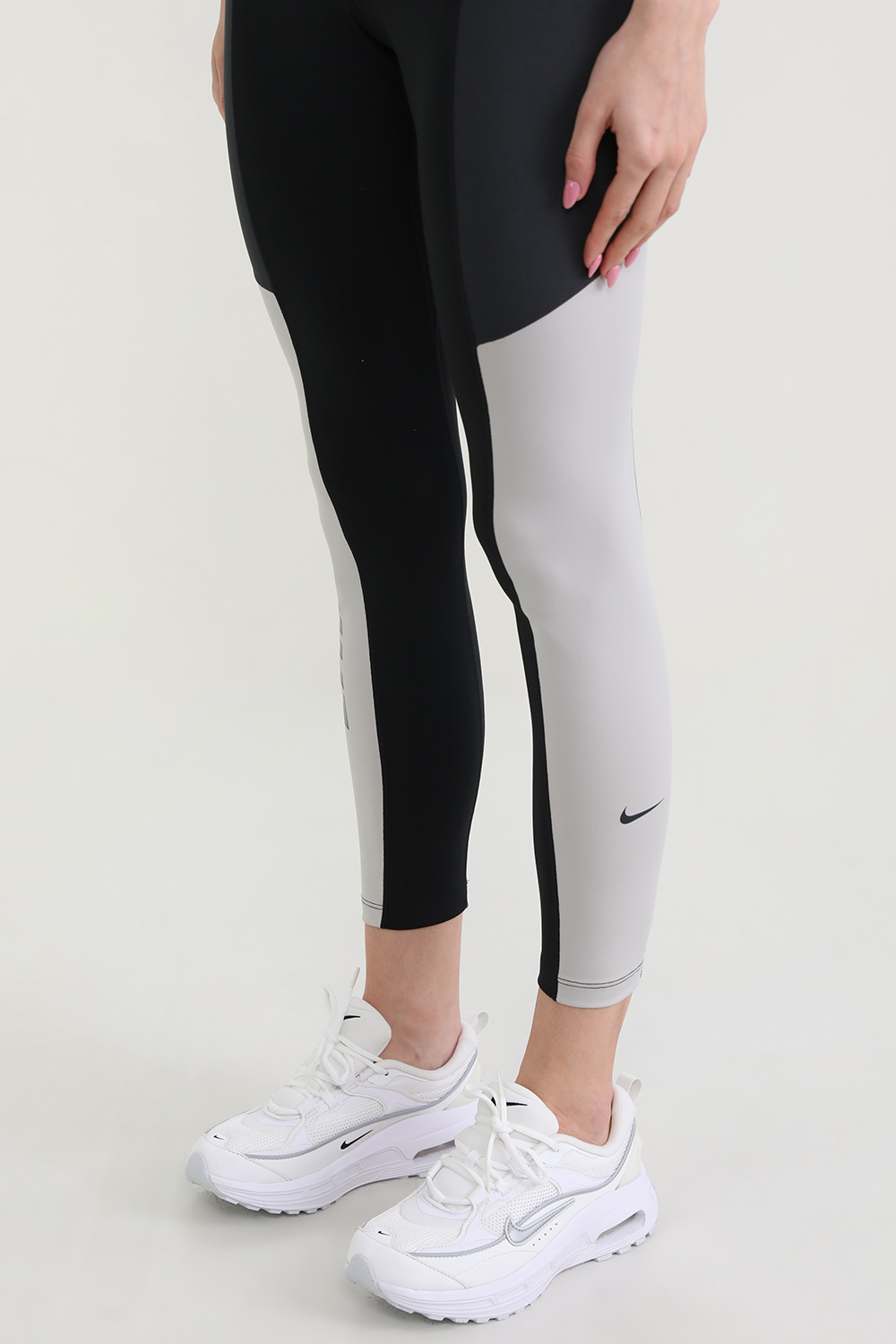 תמונת כל הלוק של סניקרס אייר מקס בליס